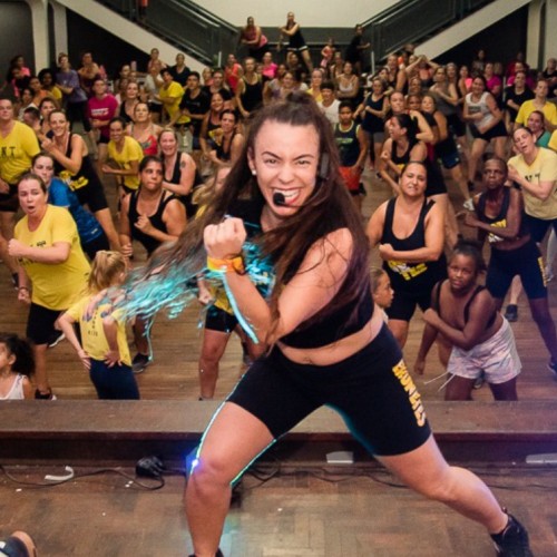 Venha dançar com nossa turma de Zumba!